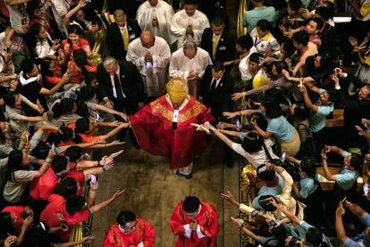 El papa Francisco sale de la catedral de la Asunción mientras los jóvenes se acercan para tocarlo en Bangkok (Tailandia), el 22 de noviembre.