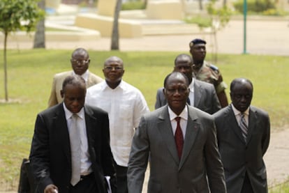 Alassane Ouattara y sus asesores, ayer en el hotel donde está recluido.