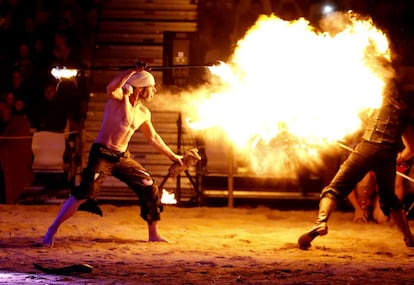 Durante la noche son varios los espectáculos que tiene como protagonista el fuego. En la imagen, uno de los espectáculos nocturnos que tiene lugar durante el Arde Lucus.