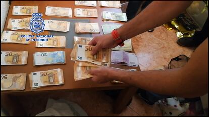 Parte del dinero intervenido durante la operación policial en Málaga.