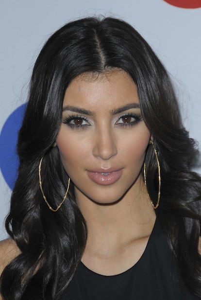 Con la fama y el paso del tiempo, la imagen de Kim Kardashian comenzó a refinarse. No solo por el maquillaje o el peinado, sino también con la ayuda de la cirugía estética. La celebridad se introdujo en el mundo de la moda, siendo imagen de firmas como Bongo Jeans, Travis Barker o Quick Trim. En la imagen, Kim Kardashian en 2008 en una fiesta de la revista 'GQ'.