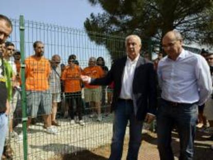 El diputado parlamentario de AGE por Ourense, David Fernández Calviño (i); el secretario general del PSdeG-PSOE, Pachi Vázquez (2d); y el portavoz parlamentario del BNG, Francisco Jorquera (d) junto a los trabajadores de T-Solar.