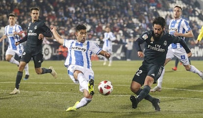 Isco chuta ante Juanfran.