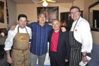 (De i a d) El chef del Carmen de San Miguel de Granada, Jorge Matas; el director financiero de Google Estados Unidos, Jessy Haro; el presidente de la marca Cordero Lojeño, Juan Antonio Moreno, y el chef estadounidense, Tim Wood, en el restaurante Casa San Miguel en el recinto de la Alhambra granadina, donde este fin de semana cocineros de reconocidos restaurantes estadounidenses cocinarán sus mejores recetas a partir de este producto gurmé de la cocina californiana.