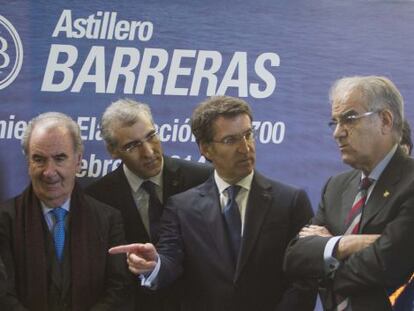 Feijóo (con el dedo extendido), entre el conselleiro de Industria (izquierda), el presidente de Barreras y otros directivos.
