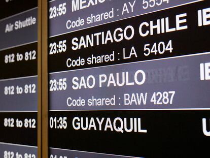 Un panel informa de un avión a Sao Paulo (Brasil) en el Aeropuerto de Barajas el pasado 3 de febrero, último día antes de que se prohibieran los vuelos a ese país.