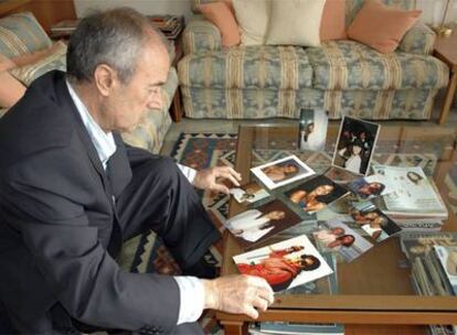 Beppino Englaro muestra fotos de su hija en su domicilio en Lecco, al norte de Italia.