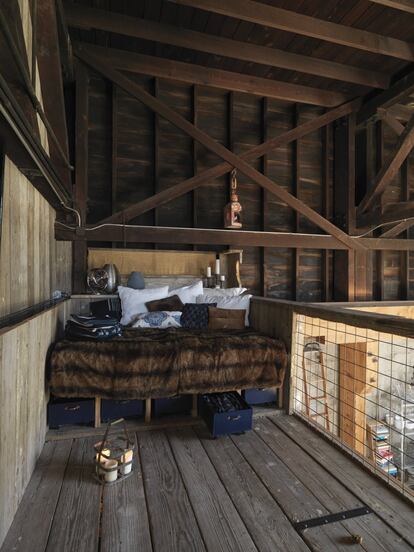 El altillo del antiguo almacén sirve como habitación de invitados. La cama se apoya sobre palés entre los que se esconden cinco cajones.