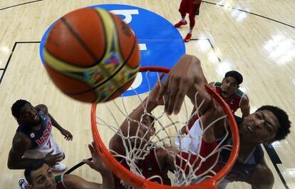 Davis lucha por el balón.