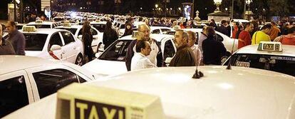 La concentración de los compañeros del taxista asesinado el viernes en Madrid.