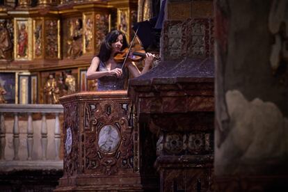 La violinista Lina Tur Bonet toca desde el púlpito la sonata ‘Jesús con la cruz a cuestas camino del Calvario’, de Biber.