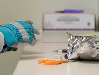 Pesquisador manipula a vacina desenvolvida pelos EUA no primeiro dia do teste clínico, em Seattle.