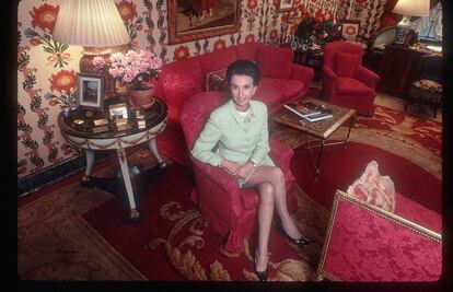 Aline Griffith, condesa de Romanones, posa en el salón de su casa de El Viso, en Madrid, en 1987.