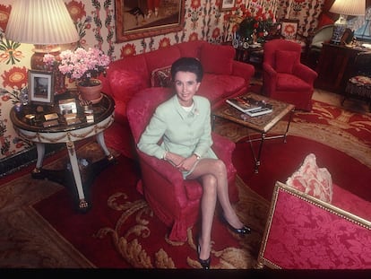 Aline Griffith, condesa de Romanones, posa en el salón de su casa de El Viso, en Madrid, en 1987.