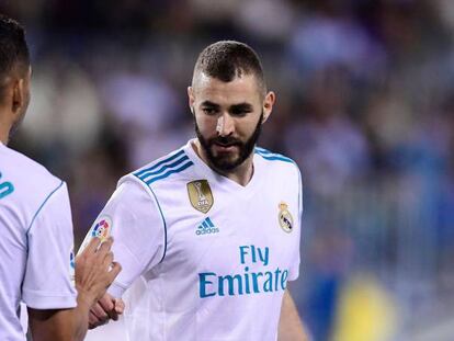 Casemiro y Benzema celebran el gol del primero en La Rosaleda.