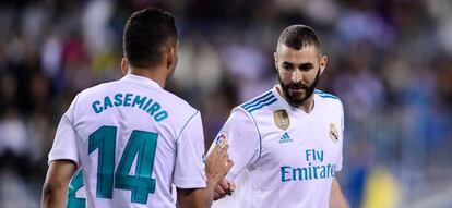 Casemiro y Benzema celebran el gol del primero en La Rosaleda.