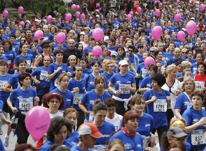 15.000 mujeres participaron ayer en la carrera solidaria para recaudar dinero para la Asociación Española Contra el Cáncer.