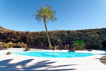 La piscina diseñada por Manrique en los Jameos del Agua, en la isla canaria de Lanzarote.