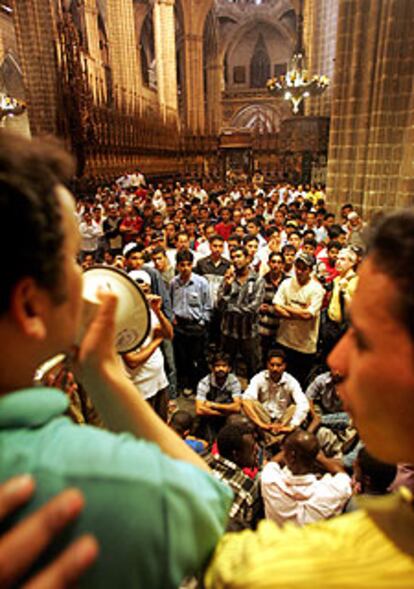 Los inmigrantes, durante el encierro en la catedral de Barcelona.