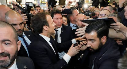 El presidente francés, Emmanuel Macron, junto al agente de seguridad Alexandre Benalla (d), que golpeó a unos manifestantes el 1 de mayo haciéndose pasar por policía.