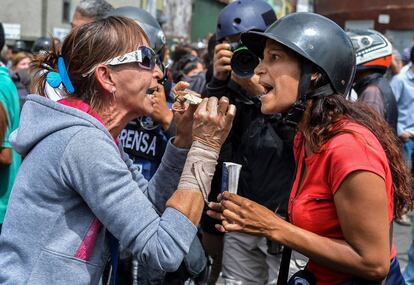 Los partidarios del gobierno del presidente de Venezuela, Nicolás Maduro (i) y activistas de la oposición se enfrentan ante la Corte Suprema de Justicia en Caracas.