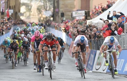 Van Avermaet, de rojo y negro, se impone a Pozzato, Styber y Sagan en Arezzo.