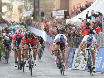 Van Avermaet, de rojo y negro, se impone a Pozzato, Styber y Sagan en Arezzo.