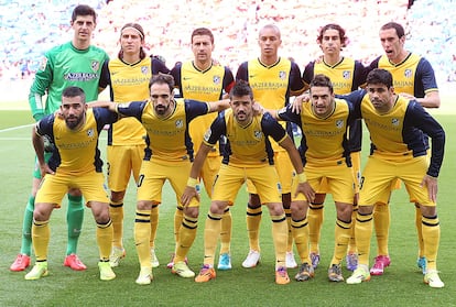 Equipe titular do Atlético de Madri posa para a foto.