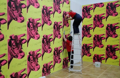 Un momento de la instalación de la exposición 'Me, Andy Warhol', en la New Tretyakov Gallery de Moscú (Rusia). La muestra, que se compone de más de 200 obras, se podrá disfrutar desde este viernes 25 de septiembre al próximo 10 de enero de 2021.