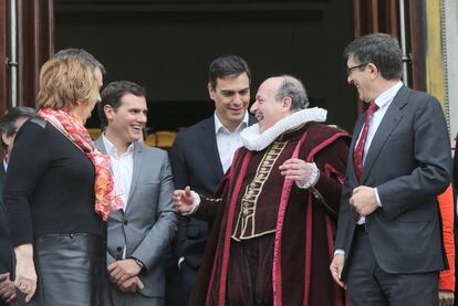 Manuel Tafall&eacute;, caracterizado de Miguel de Cervantes, saluda a Celia Villalobos, Albert Rivera, Pedro S&aacute;nchez y a Patxi L&oacute;pez en la puerta de los leones en el Congreso.