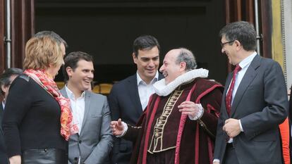 Manuel Tafallé dressed as Miguel de Cervantes surrounded by politicians Celia Villalobos, Albert Rivera, Pedro Sánchez and Patxi López outside Congress.