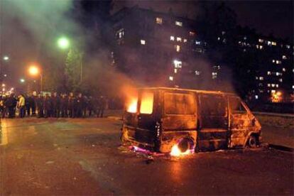 Una furgoneta arde la noche del sábado en Clichy-sous-Bois, en las afueras de París, tras los enfrentamientos entre jóvenes y policías.