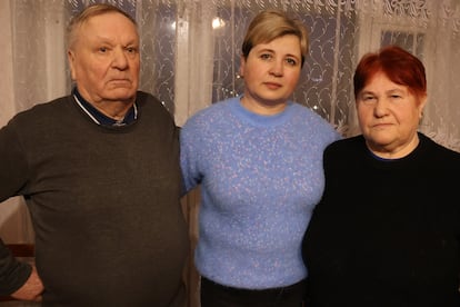 Yulia Moroz, junto a sus padres, en su vivienda de la ciudad de Vinitsia, en el centro de Ucrania, el mircoles de la semana pasada.