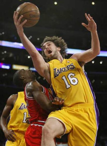 Pau Gasol entra a canasta ante Ben Gordon, de los Bulls.