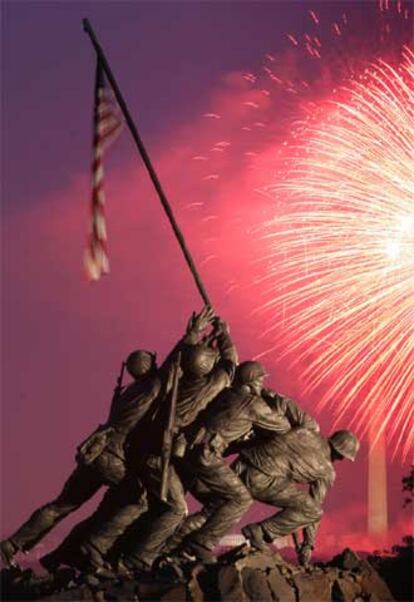 Fuegos artificiales iluminan el monumento de Iwo Jima, en Washington DC, la noche del 4 de julio de 2006.