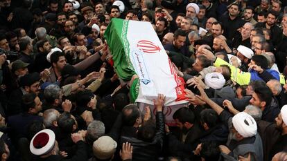 Los asistentes al funeral del general Soleimani llevan a hombros el ataúd del fallecido, en Teherán (Irán).