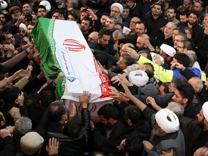 Los asistentes al funeral del general Soleimani llevan a hombros el ataúd del fallecido, en Teherán (Irán).
