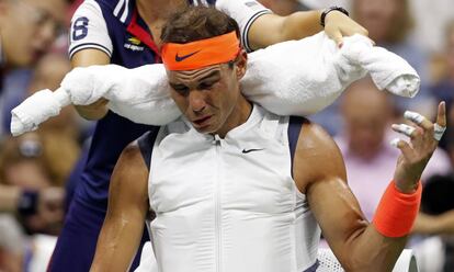 Nadal, con su chaleco, se refresca durante el partido de cuartos.