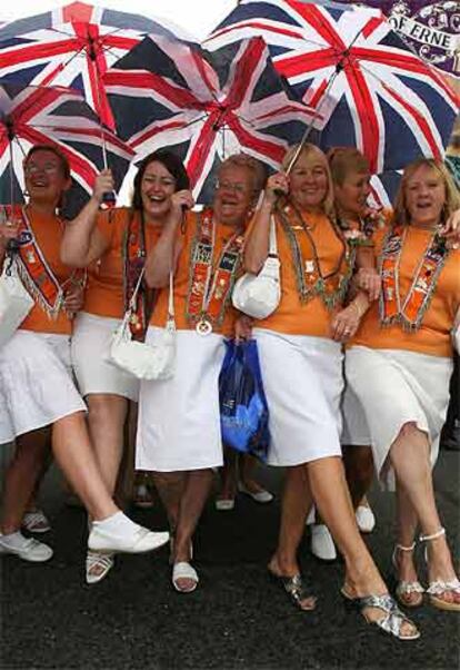 Mujeres protestantes desfilan con la Orden de Orange en Belfast.