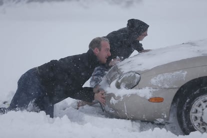 La gran tormenta que ha sorprendido a los vecinos de Búfalo y alrededores se debe a lo que se conoce como "efecto lago": el vapor de agua de los Grandes Lagos se congela en forma de nieve y se extiende como tormenta. En la imagen, dos hombres intentan retirar un vehículo atrapado en la nieve en Depew, el 18 de noviembre de 2014.