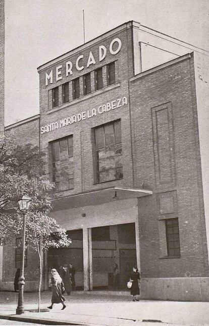 1944 (aproximadamente). Fachada del mercado de Santa María de la Cabeza.