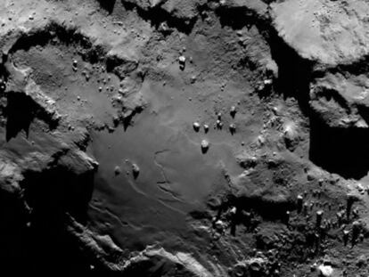 Algunos astrónomos han propuesto que el aspecto de regiones como la que aparece en la imagen son consistentes con la presencia de microbios. El cometa no es una simple bola de hielo sino que tiene procesos geológicos activos.