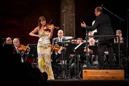 Viktoria Mullova, Ivor Bolton y la Orquesta Ciudad de Granada durante su interpretación del Concierto para violín de Beethoven.