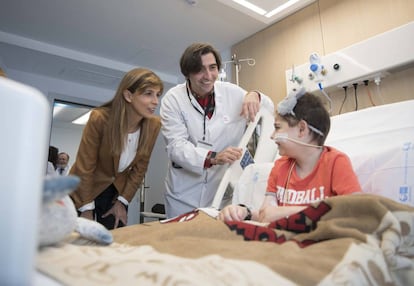 Lola Manterola y el doctor Antonio Pérez con Héctor, un paciente de 12 años.