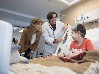 Lola Manterola y el doctor Antonio Pérez con Héctor, un paciente de 12 años.