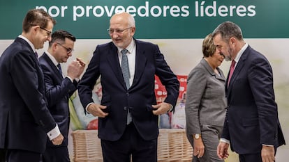 Juan Roig (en el centro), presidente de Mercadona, durante el acto de presentación de resultados de la empresa, este martes en Valencia.