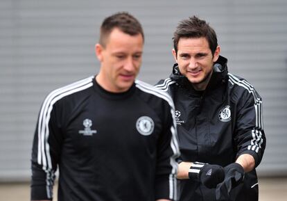 Lampard y Terry durante el entrenamiento previo al partido de vuelta de cuartos de final de la Champions que les enfrentará al PSG.