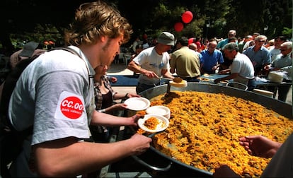 Afiliados a Comisiones Obreras durante una comida al aire libre en los jardines de Viveros, en Valencia, durante el Primero de Mayo, en 2003.