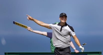 El alemán Martin Kaymer y un marshal avisan de la dirección de la bola en el sexto hoyo.