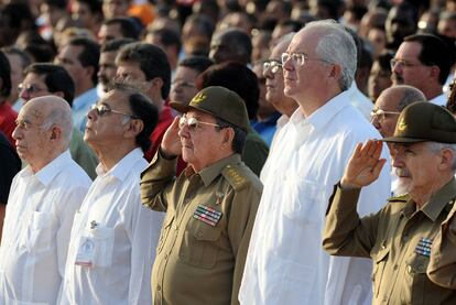 El presidente Raúl Castro (centro) saluda militarmente en la ceremonia celebrada ayer en Santa Clara.